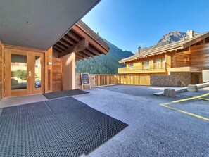 Ein Holzgebäude mit einer Rezeption, einem Schild und Blick auf Berge.