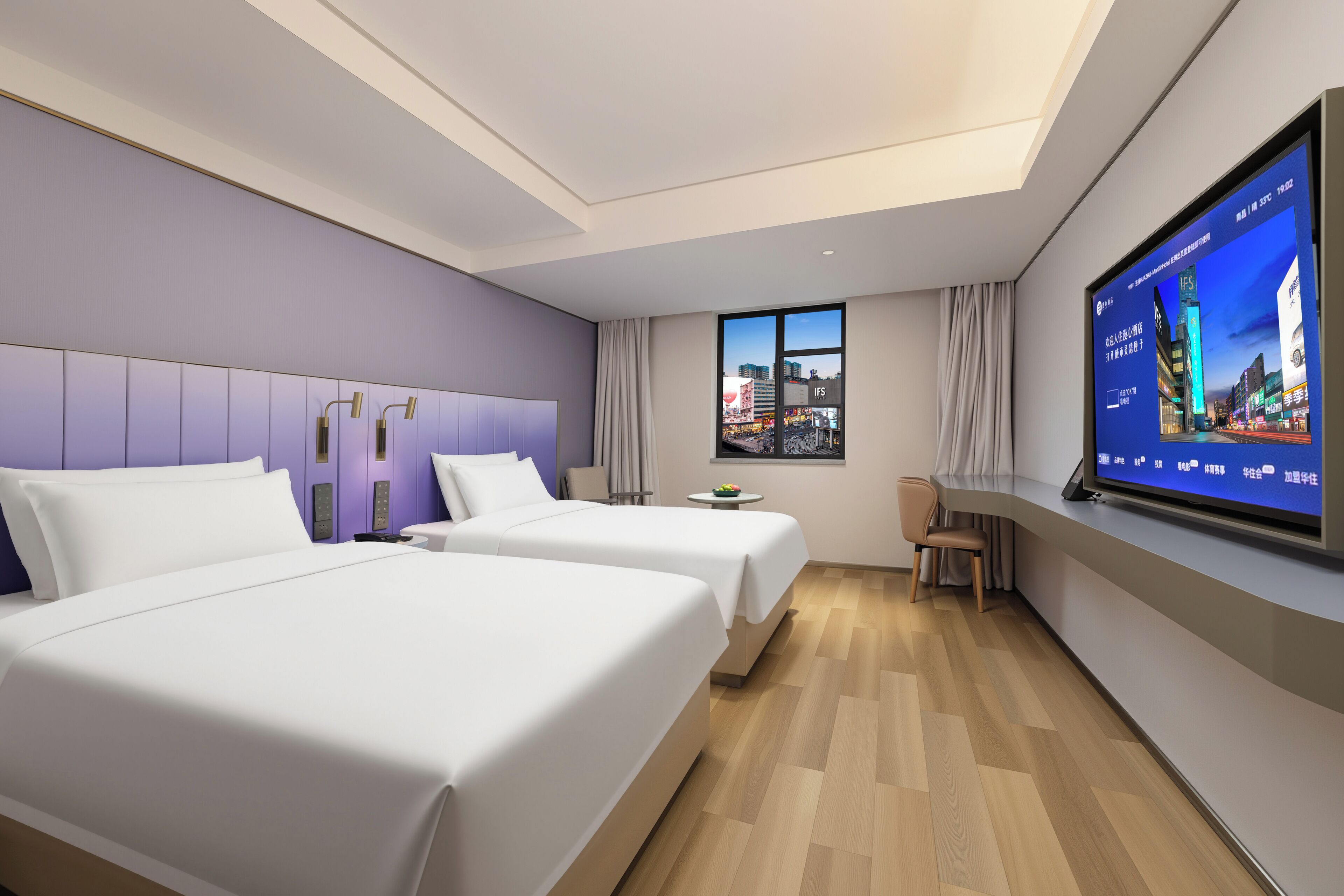 Une chambre d’hôtel avec deux lits, une télévision, une fenêtre donnant sur la ville et un bureau avec une chaise.