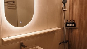 A modern bathroom with a large mirror, a sink, and a shower. - Olimstay Jamsil (Seoul)