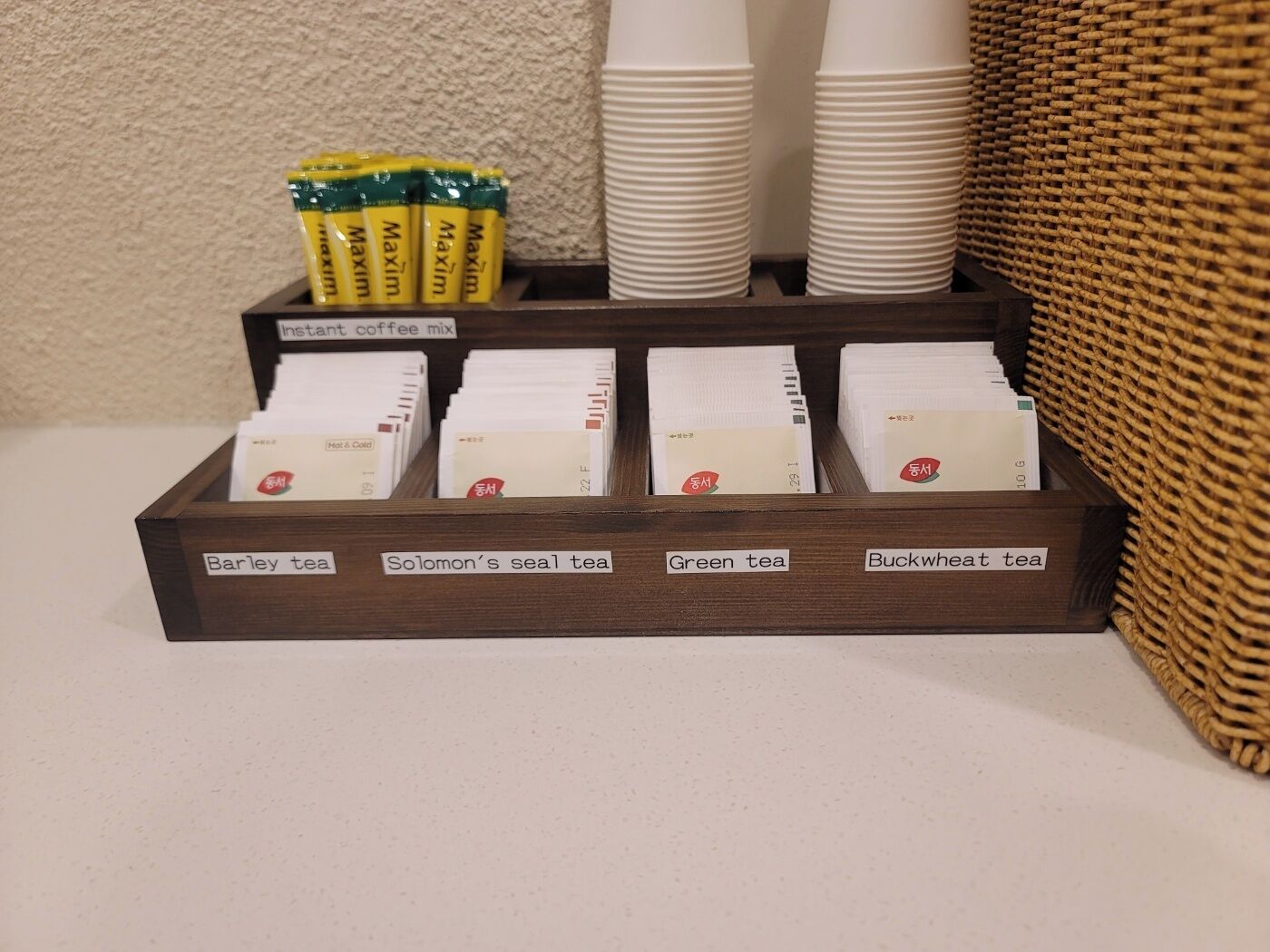 Dusch, hårtork, tofflor och handdukar