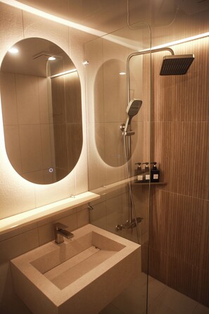 Habitación con 2 camas individuales, vistas a la ciudad | Baño | Papel higiénico