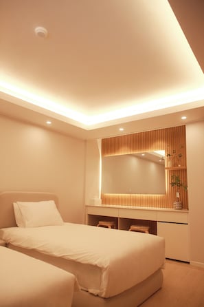 Habitación triple, vistas a la ciudad | Cortinas opacas y wifi