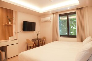 Habitación con 2 camas individuales, vistas a la ciudad | Cortinas opacas y wifi