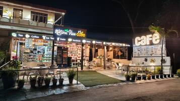 Un café con terraza y una variedad de opciones de comida y bebida.