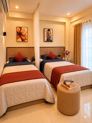 Une chambre d’hôtel avec deux lits, une table de chevet ornée d’un vase de fleurs et une grande fenêtre avec des rideaux.
