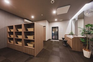 Un baño moderno con estantes de madera, un lavamanos y un espejo.