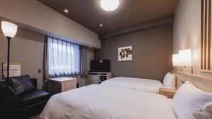 A hotel room with two beds, a desk, a television, and a lamp. - Hotel Route Inn Tamba-Hikami Inter- (Tamba)