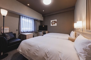 A hotel room with two beds, a desk, a television, and a lamp. - Hotel Route Inn Tamba-Hikami Inter- (Tamba)