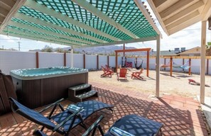 Terrace/patio - 5 Min to Joshua Tree National Park, Hot Tub, Game Room & Pool (Twentynine Palms)