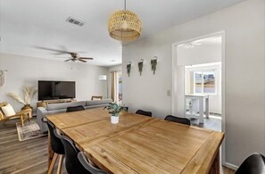 Dining - 5 Min to Joshua Tree National Park, Hot Tub, Game Room & Pool (Twentynine Palms)