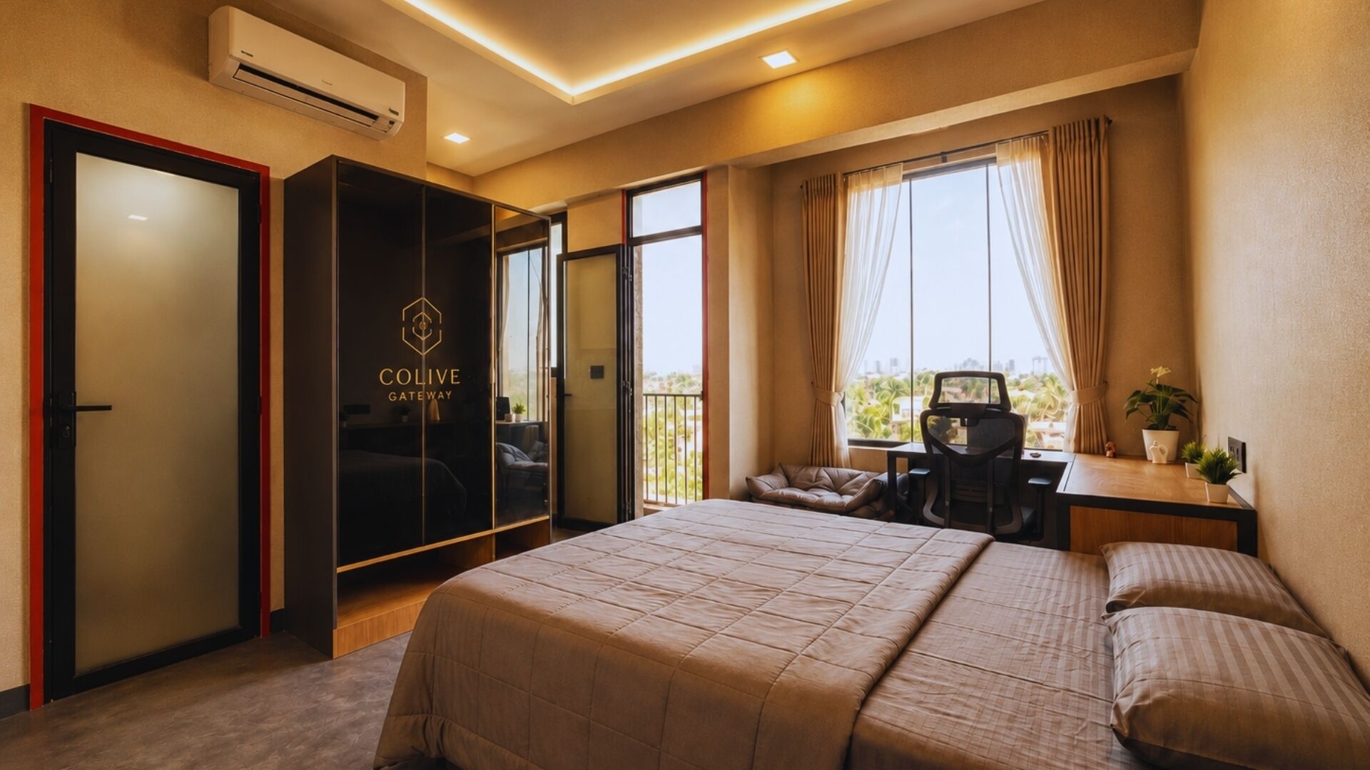 Een hotelkamer met een bed, een bureau, een stoel, een kledingkast en een balkon met uitzicht.