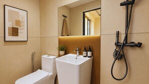Douche, serviettes fournies, shampoing