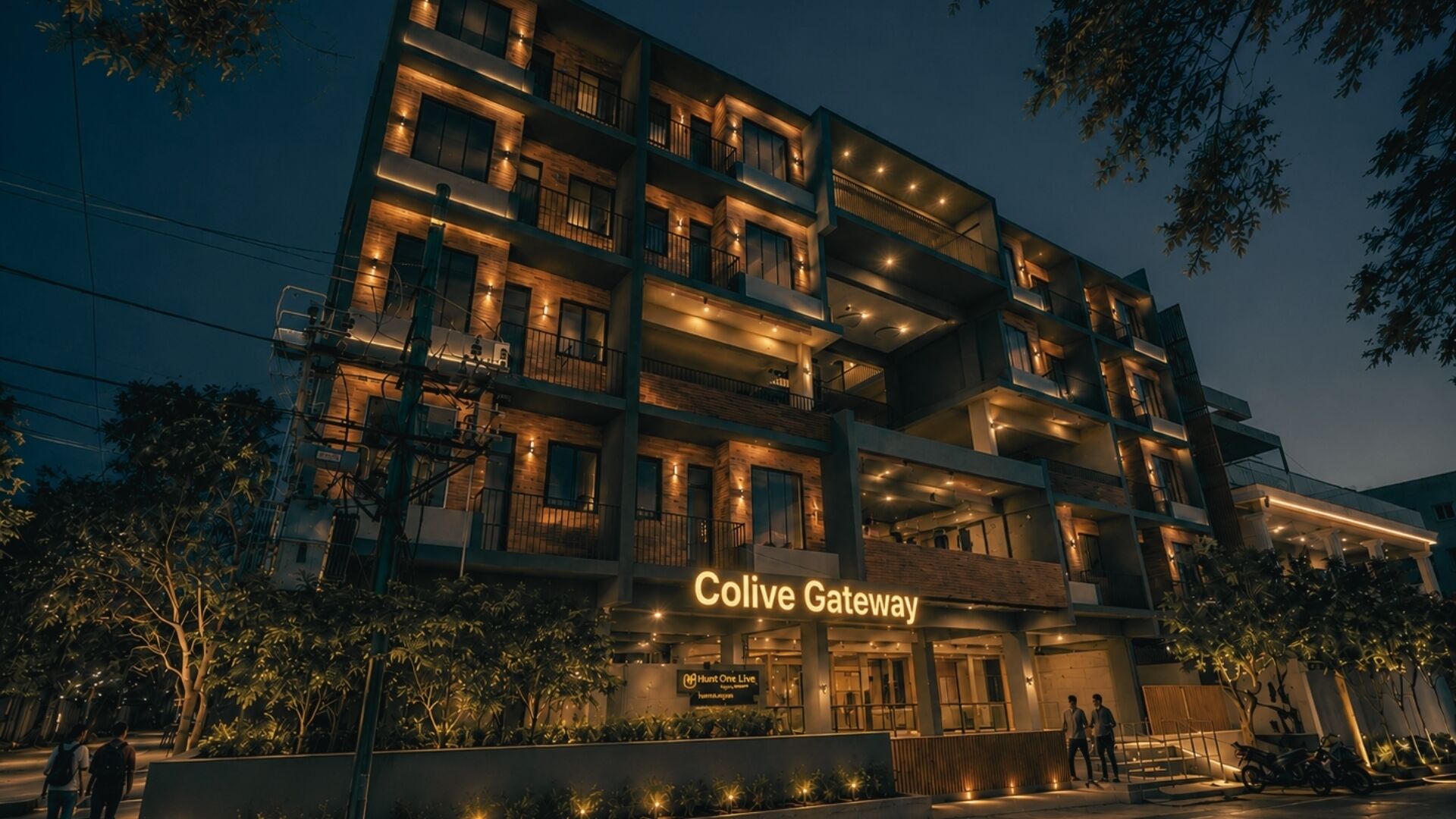 Een meerhoog hotel met een opvallend bord waarop 'Colive Gateway' staat.