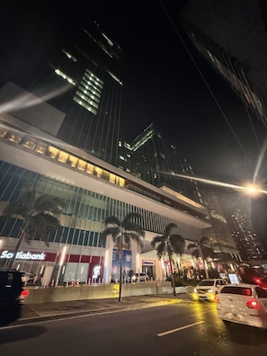 A modern building with a glass facade, a prominent Sci fiabank sign, and palm trees in front. - Exclusive Paitilla Apt w/ Free Parking, Steps to (Panamá)