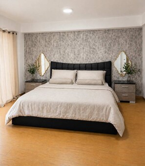 A bedroom with a bed, two nightstands, and two wall mirrors. - Skyline Views Casco Viejo Apt | Historic (Panamá)