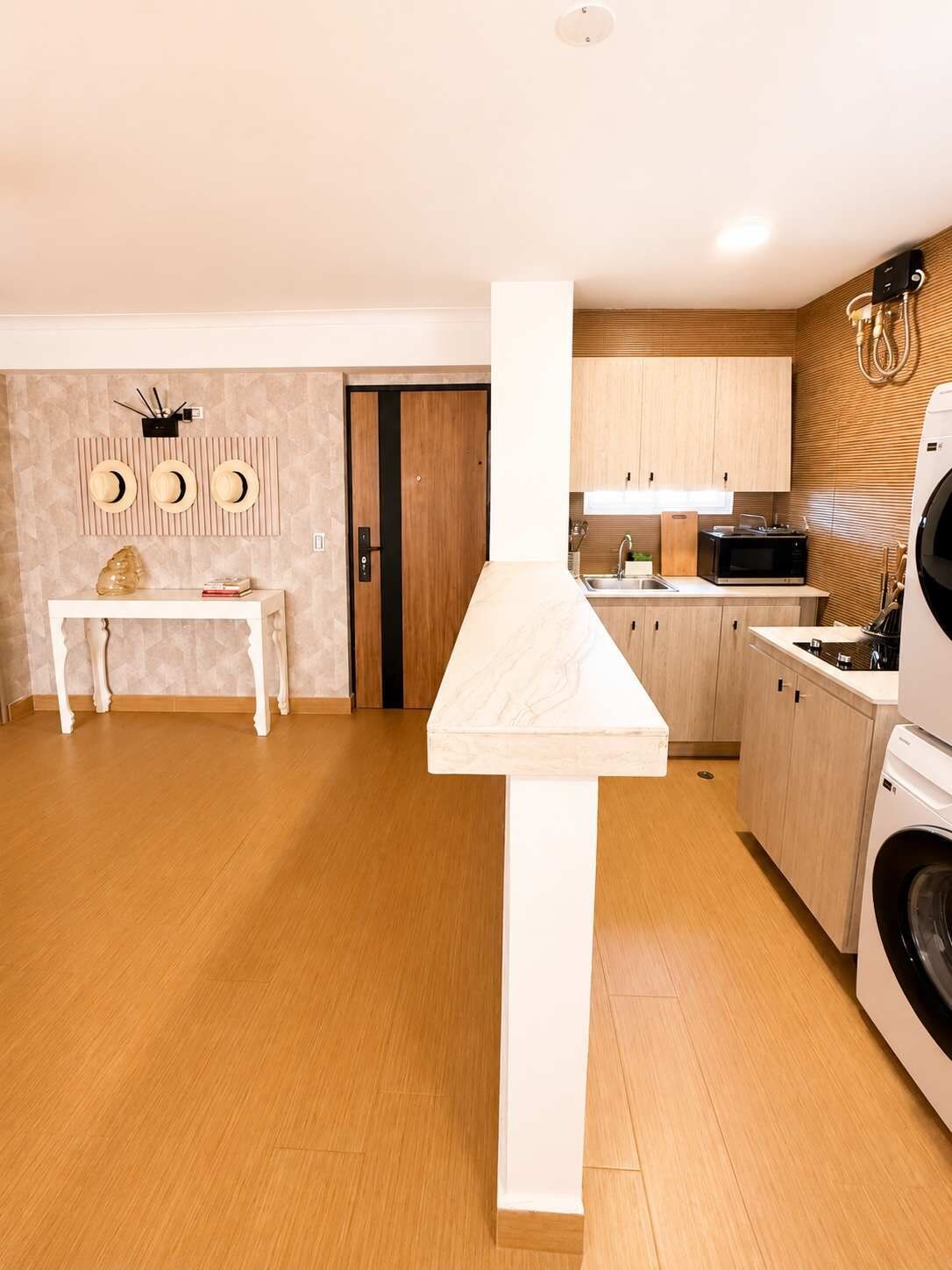 Coffee/tea maker, fridge, microwave, stovetop