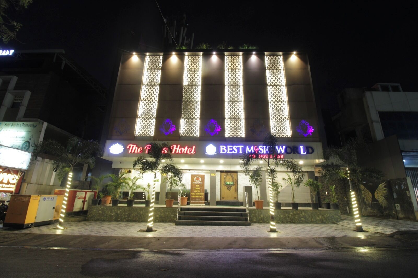 Un hotel con un letrero llamativo que dice 'The F's Hotel' y 'BEST MUSIC WORLD', indicando una temática musical.