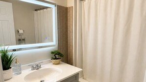 Bathroom - Luxury Modern Apartment weekly discount & monthly (Cullman)