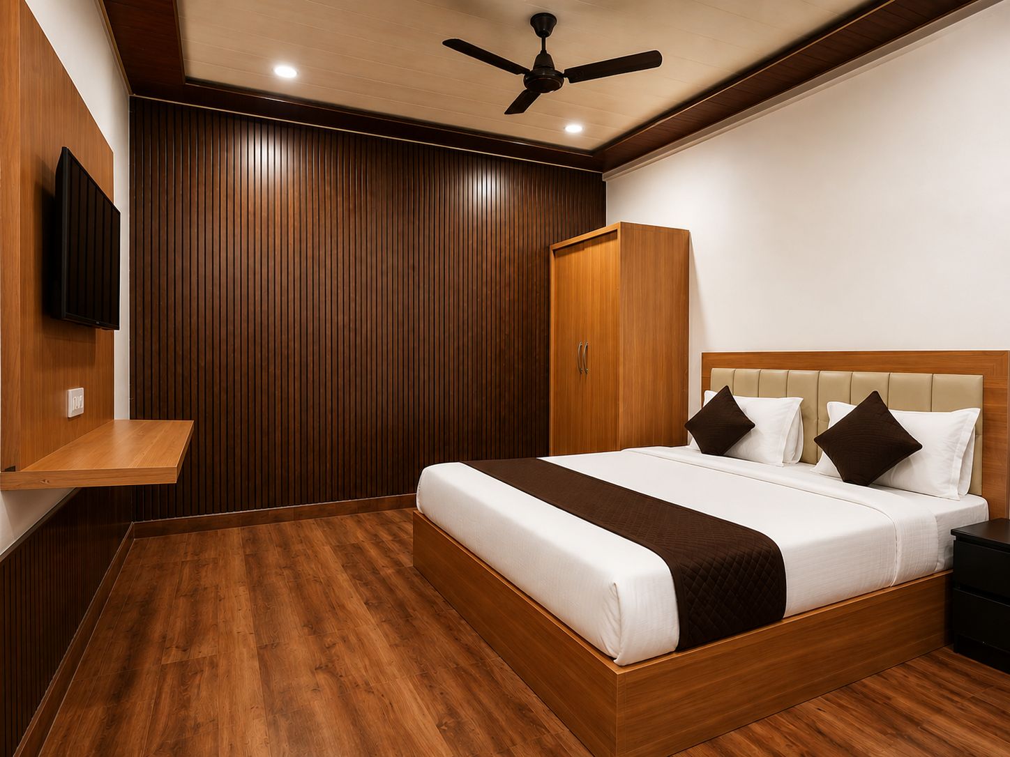 Un dormitorio con cama, armario de madera y ventilador de techo.