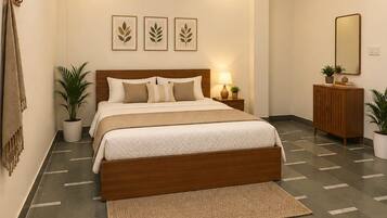 Un dormitorio moderno con una cama grande, un ventilador de techo y una mesita de noche con una lámpara.
