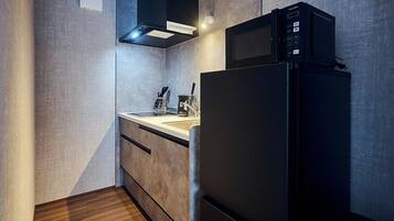 Twin Room | Private kitchen | Mini-fridge, microwave, stovetop, cookware/dishes/utensils