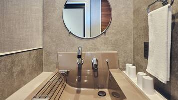 Twin Room | Bathroom | Free toiletries, hair dryer, towels, soap