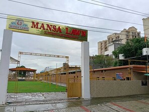 Una entrada tancada amb un cartell que diu 'Mansa Lawn'.