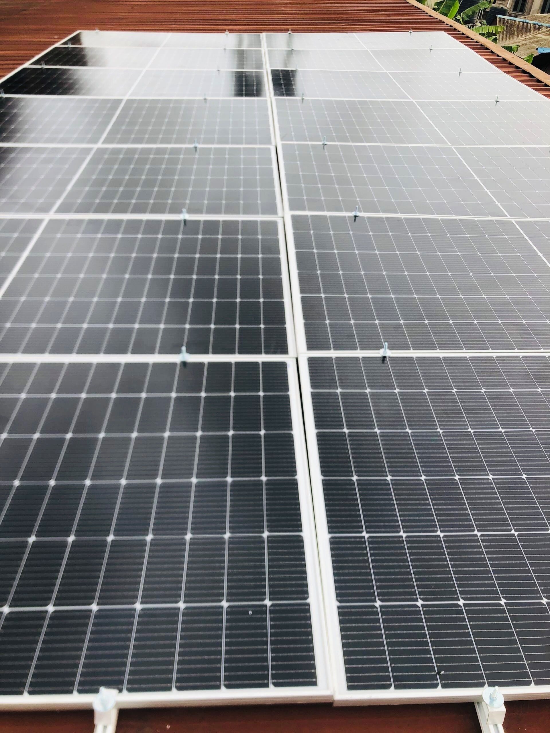 Un extenso campo de paneles solares.