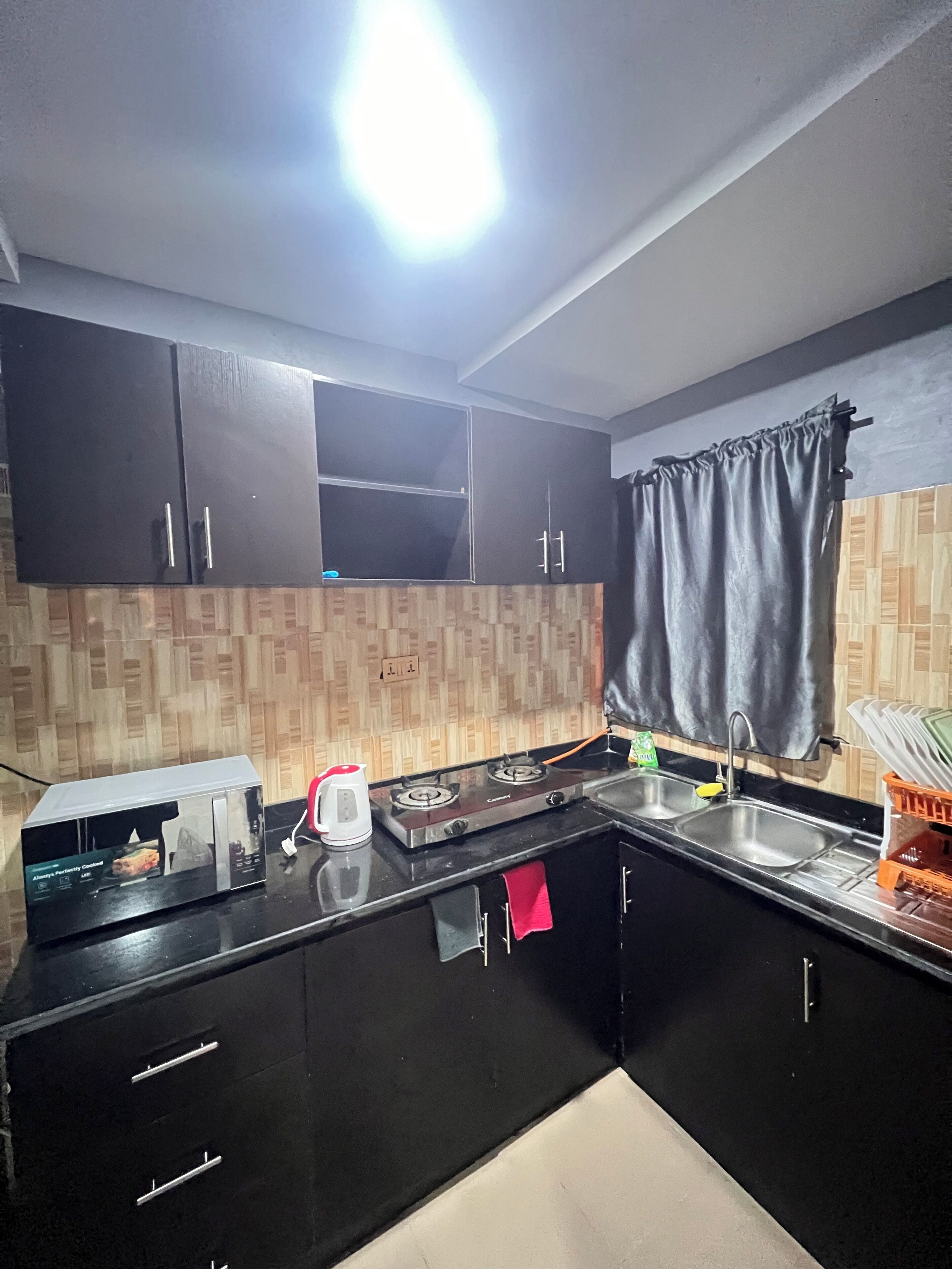 Kühlschrank, Mikrowelle, Herdplatte, Wasserkocher
