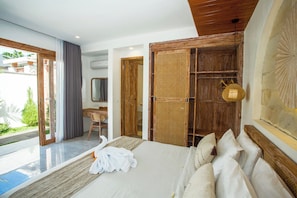 Une chambre moderne avec un grand lit, un bureau et une vue sur l’extérieur.