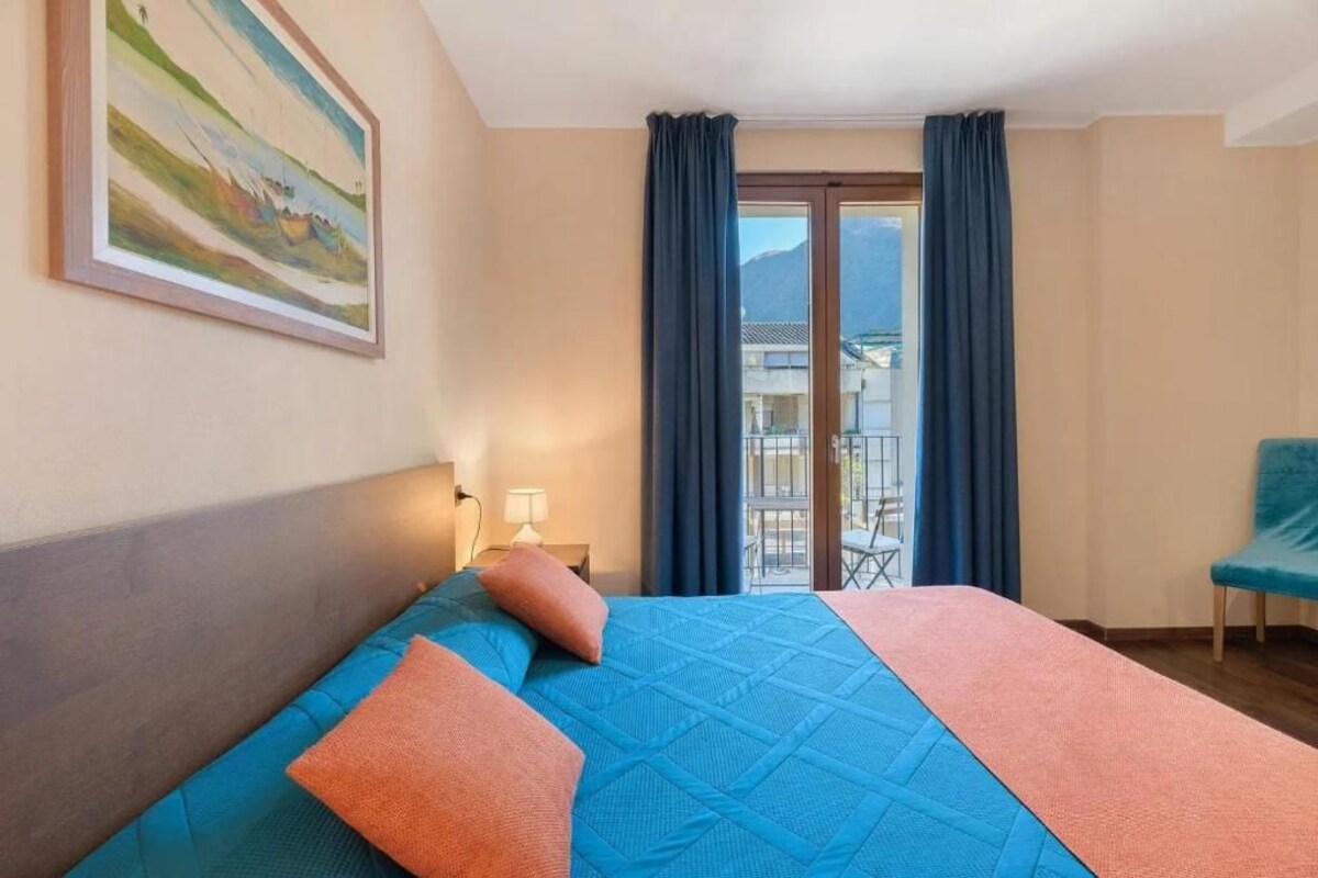 Double Room, Partial Lake View | Meja, Wi-fi percuma 