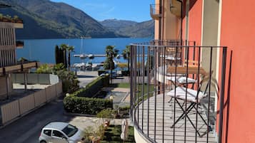 Doppelzimmer, eingeschränkter Seeblick | Speisen im Freien
