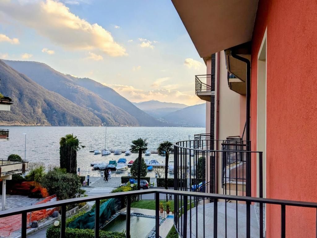 Un balcone con vista su un lago e montagne.