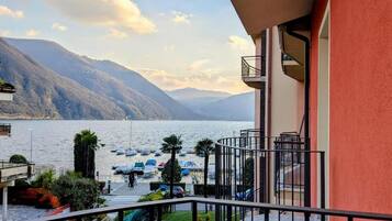 Un balcone con vista su un lago e montagne.