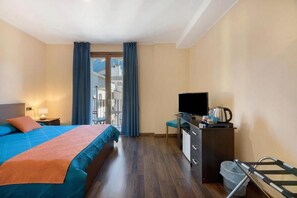 Double Room, Partial Lake View | Meja, Wi-fi percuma 