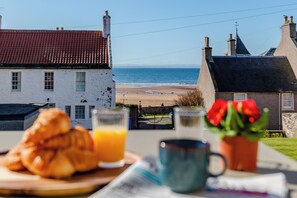 Outdoor dining - Beautiful house with amazing sea views in the heart of Elie. (Elie and Earlsferry)