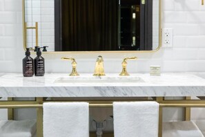 Superior tweepersoonskamer, balkon, uitzicht op stad | Badkamer | Gratis toiletartikelen, een haardroger