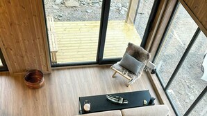 Un intérieur moderne avec un plancher en bois, un canapé, une petite table et une chaise.