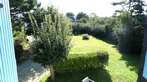A garden with a lawn, a hedge, and a tree. - Lovely Holiday Home in Sarzeau for 8 (Sarzeau)