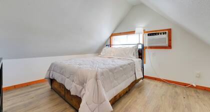Walk to Main Street! Cozy Stockdale Cabin