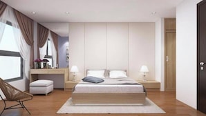 Un dormitorio moderno con una cama grande, mesitas de noche, un escritorio y una silla.
