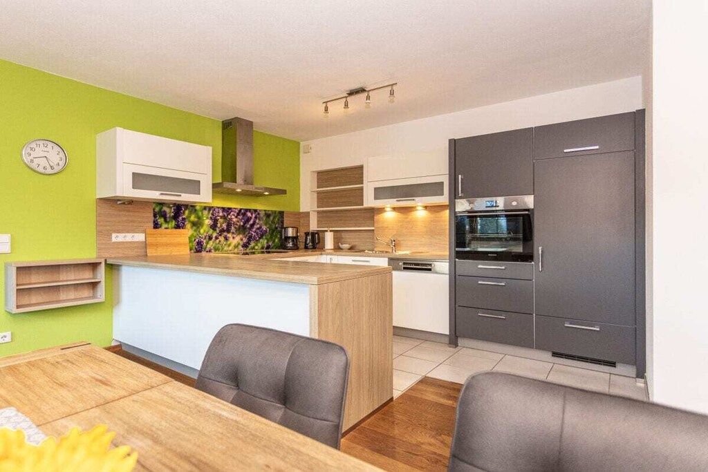 Coffee/tea maker, fridge, oven, stovetop