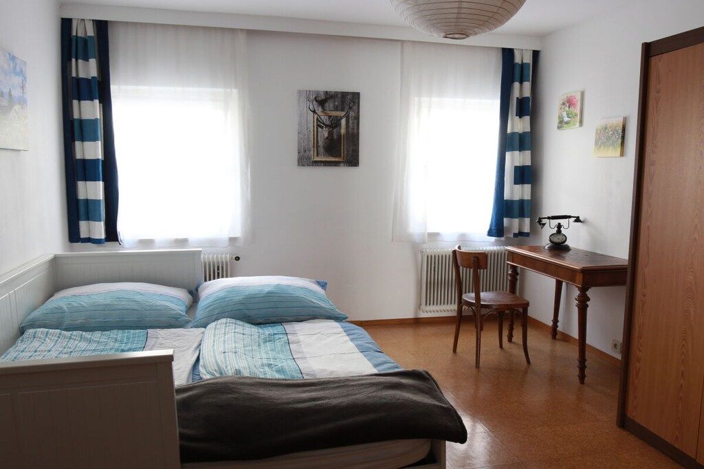 5 bedrooms, desk, travel crib, WiFi (free)