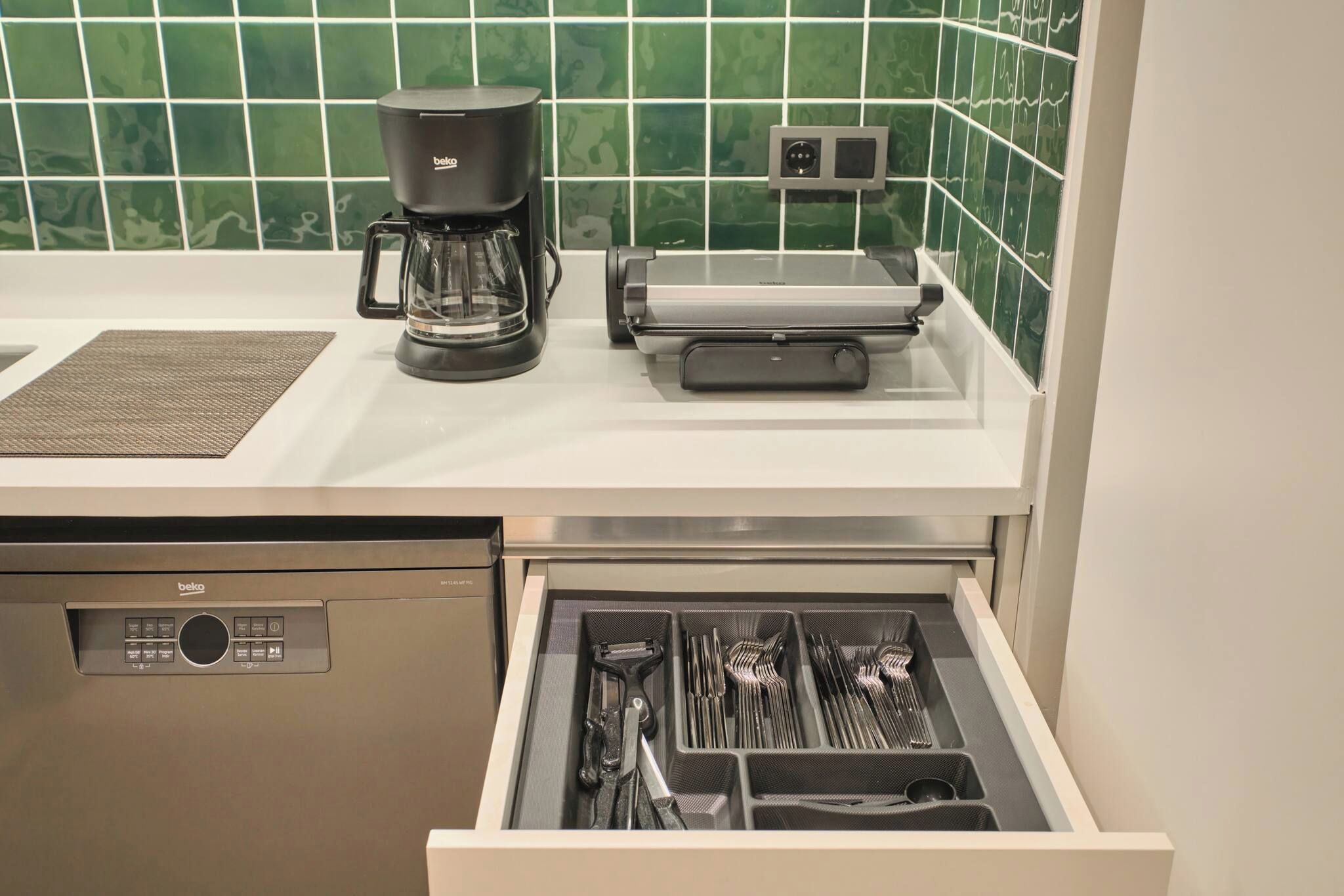 Coffee/tea maker, fridge, oven, stovetop