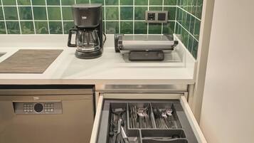 Coffee/tea maker, fridge, oven, stovetop