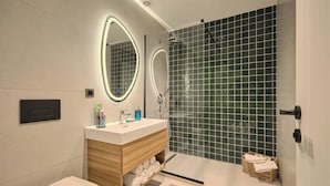 A modern bathroom with a shower, vanity, and two mirrors. - Polgar, 3BR, Welcoming, Charming (Kadıköy)
