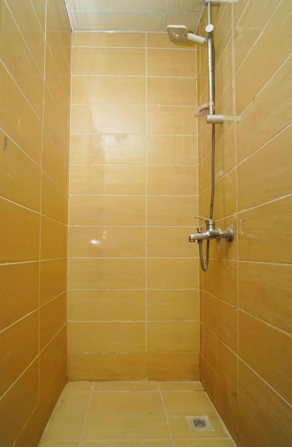 Ein kleines Duschbad mit Duschbrause und Wandarmatur.