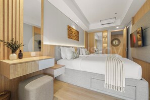 Un dormitorio moderno con una cama grande, mesitas de noche, un espejo y un televisor.