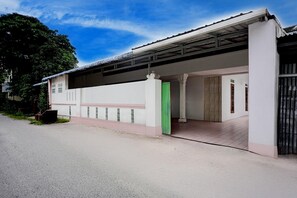 Un bâtiment doté d’une entrée abritée, d’une allée bordée de portails et surplombant un ciel dégagé.