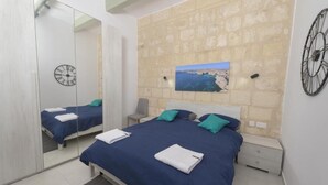 2 bedrooms - Stylish Valletta 1 bedroom Penthouse with Terrace and Views (Il-Belt Valletta)